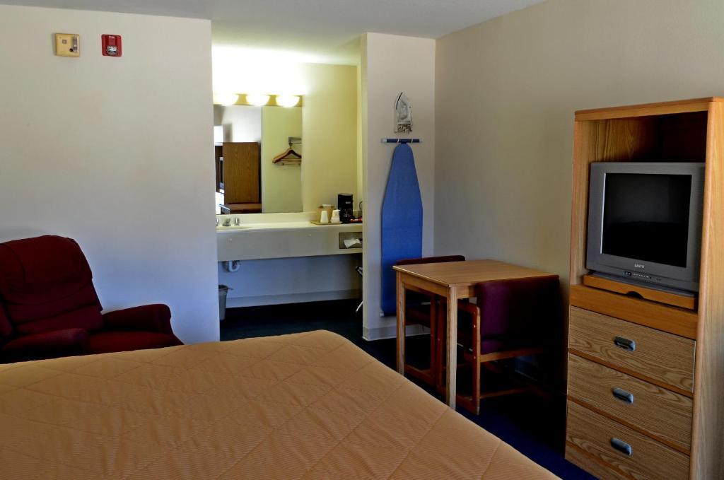 Americas Best Value Inn Kinder Room photo